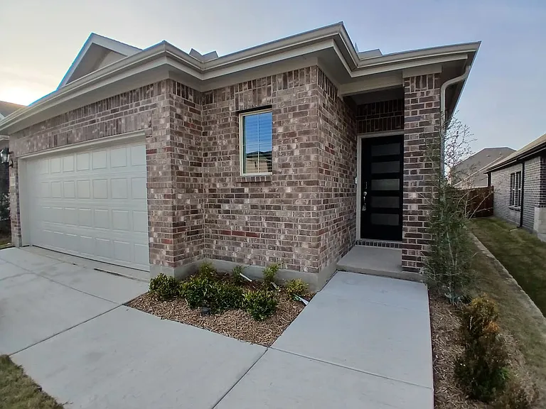 600 Clover Creek Dr — Photo 1