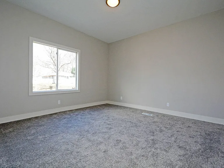 294 Winifred St E — Photo 11