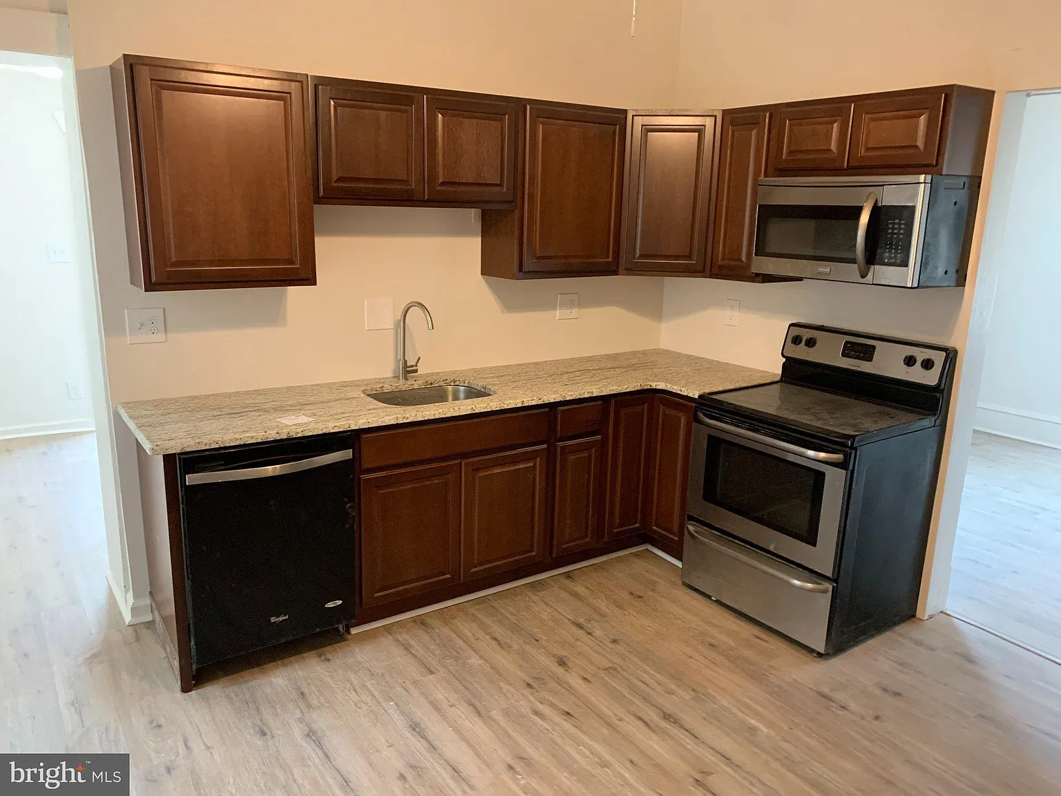 6 bed, 2.0 bath, 2383 sqft, $3,750 — Photo 4