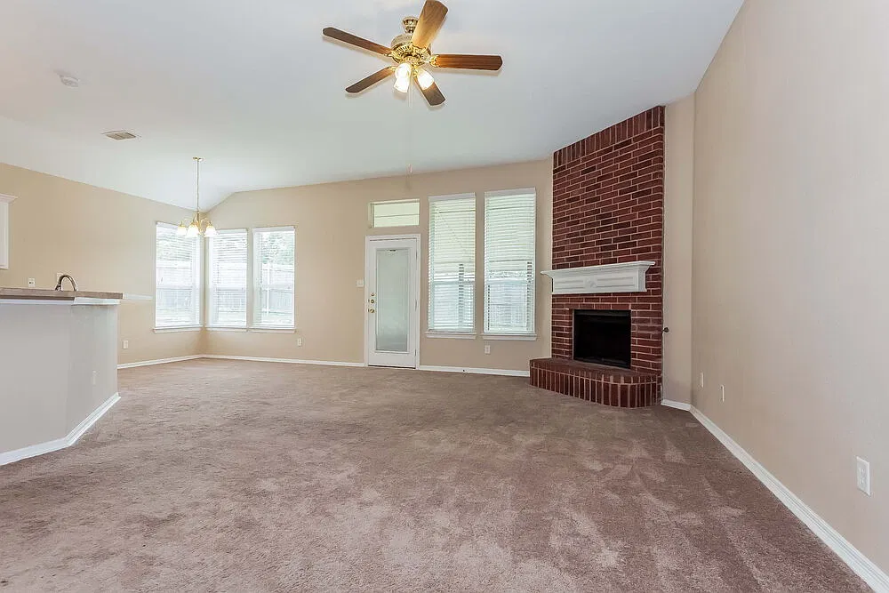 4 bed, 3.0 bath, 1818 sqft, $2,555 — Photo 3