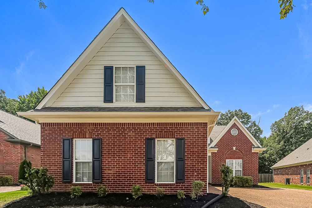 3 bed, 2.0 bath, 2569 sqft, $2,380 — Photo 1