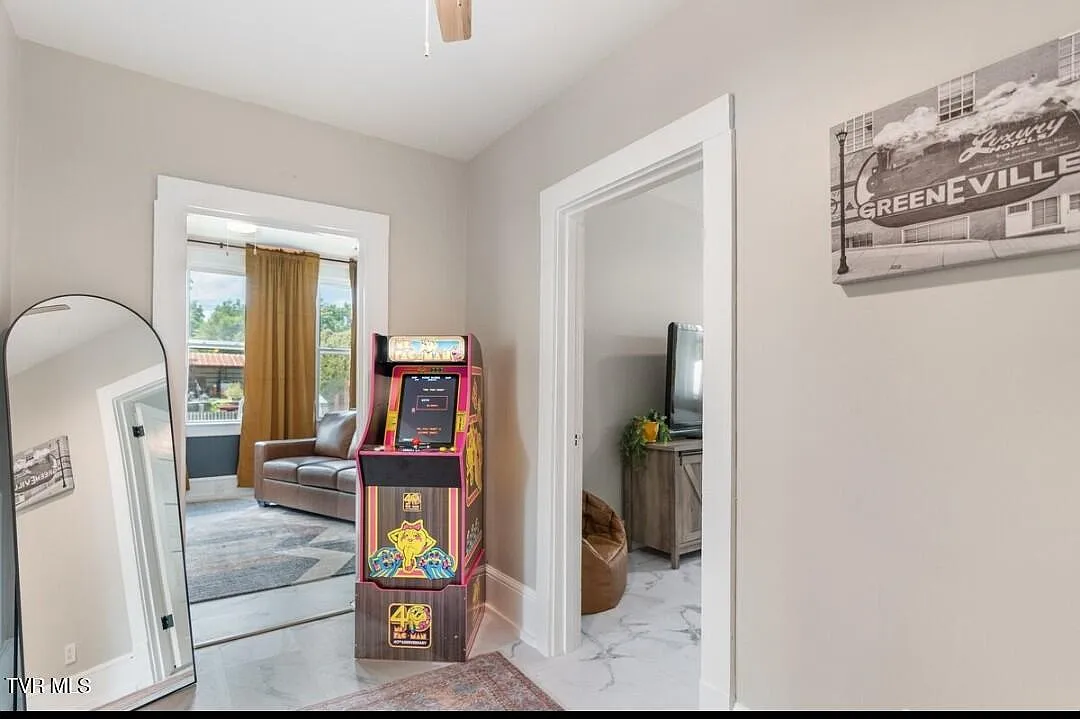 2 bed, 3260 sqft, $2,200 — Photo 3