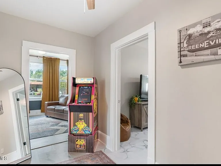 313 S Cutler St — Photo 3
