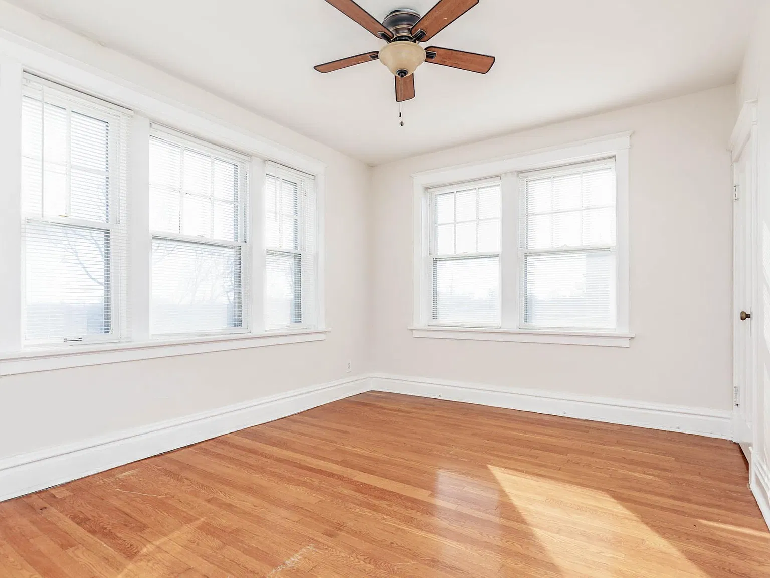 2 bed, 949 sqft, $1,550 — Photo 3