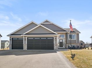 8145 Hummingbird Ln, North Branch, MN 55056