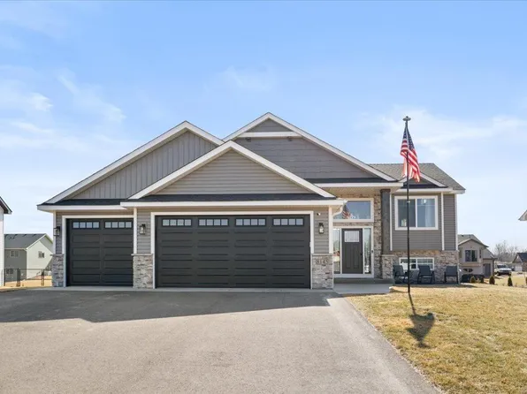 8145 Hummingbird Ln, North Branch, MN 55056