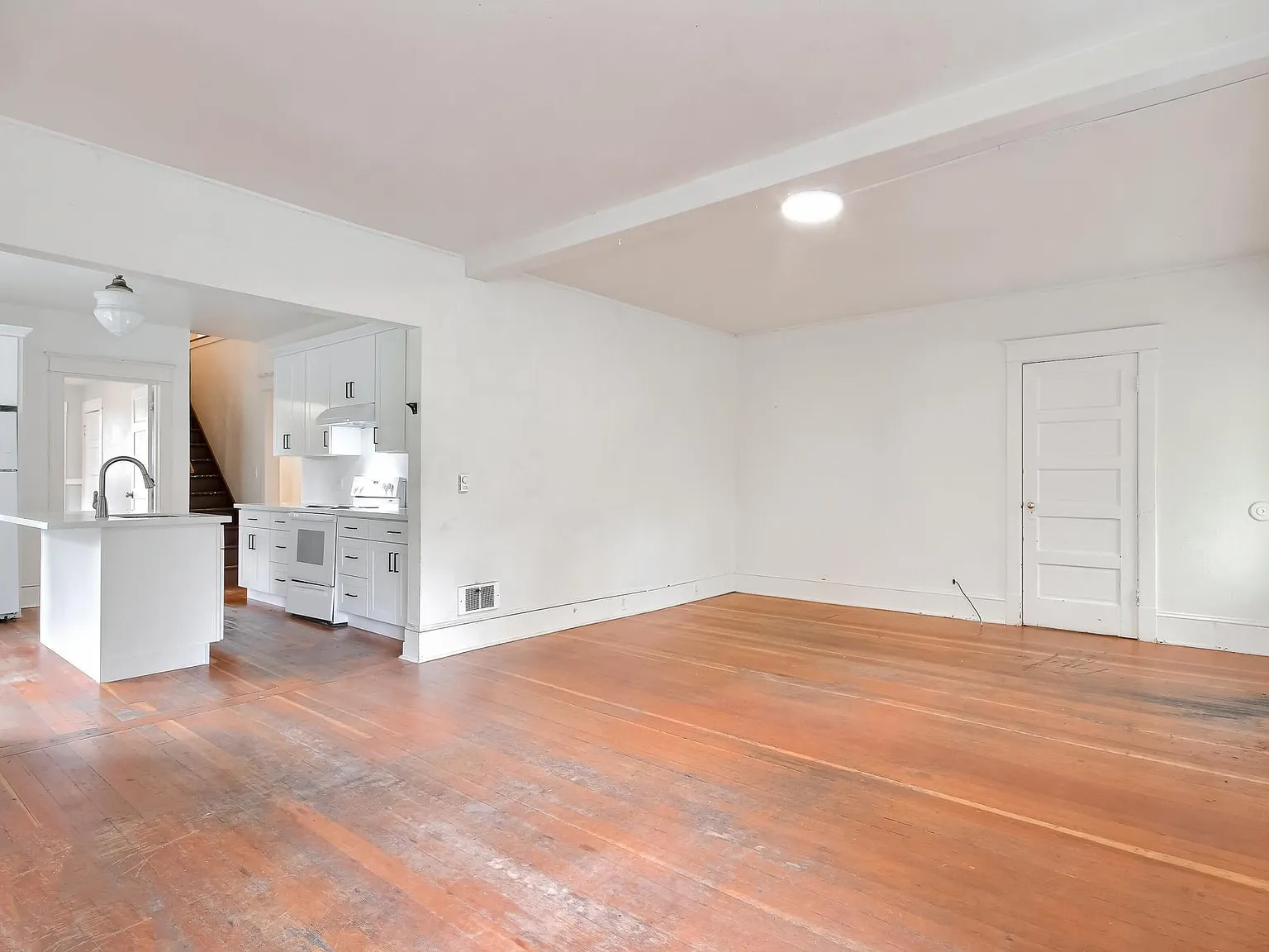 8 bed, 1500 sqft, $10,800 — Photo 3