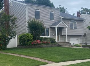 20 Opal Dr, Plainview, NY 11803