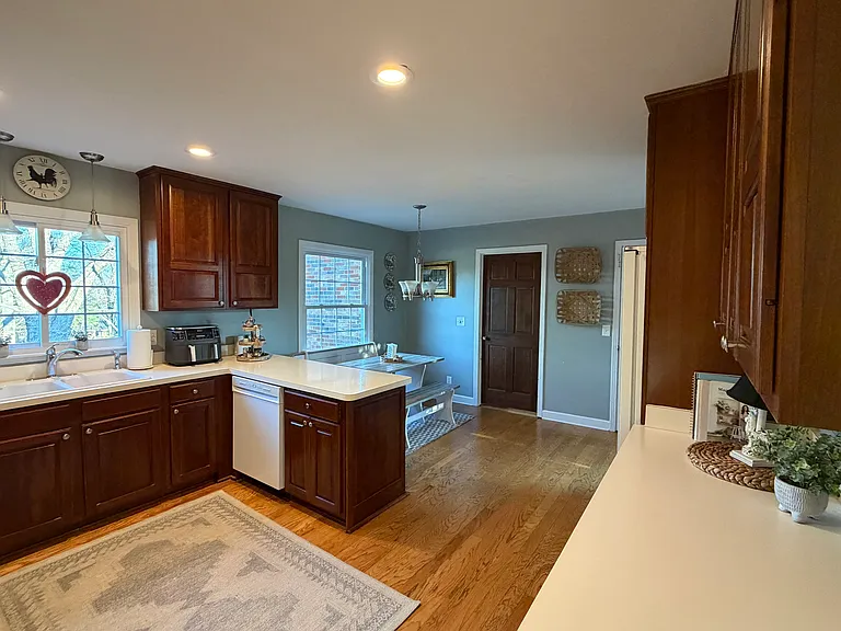 8302 James Robertson Ct — Photo 9