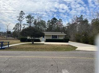 924 W Lakeshore Dr, Carriere, MS 39426