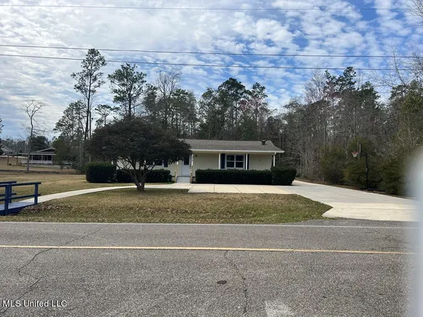 924 W Lakeshore Dr, Carriere, MS 39426