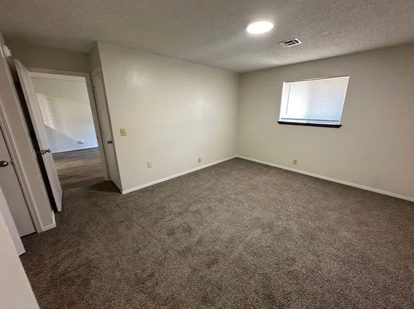 Sandalwood Apartments, 707 SE Chickasaw Ave #E, Bartlesville, OK 74003