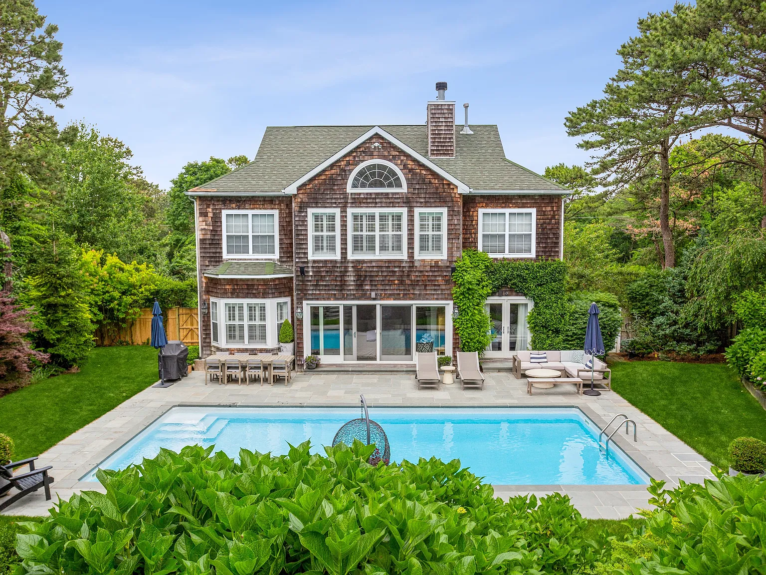 Chic Southampton Five Bedroom With Pool — Photo 1