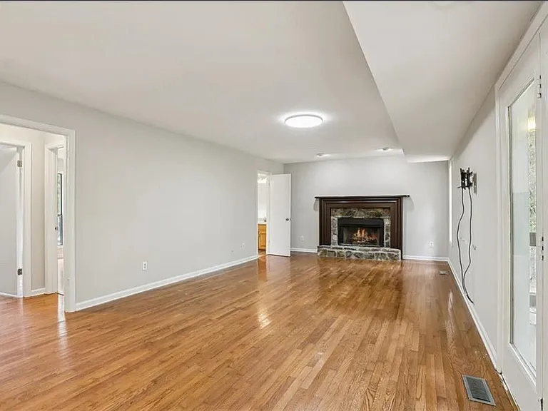 270 Saint Simons Cv — Photo 5