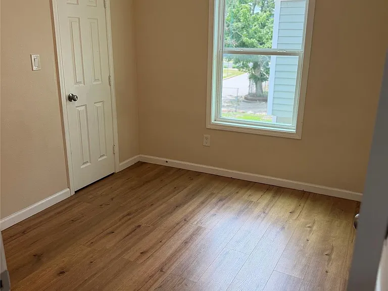 702 E Main St — Photo 8