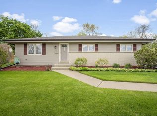 533 Oakland Ave, Mukwonago, WI 53149