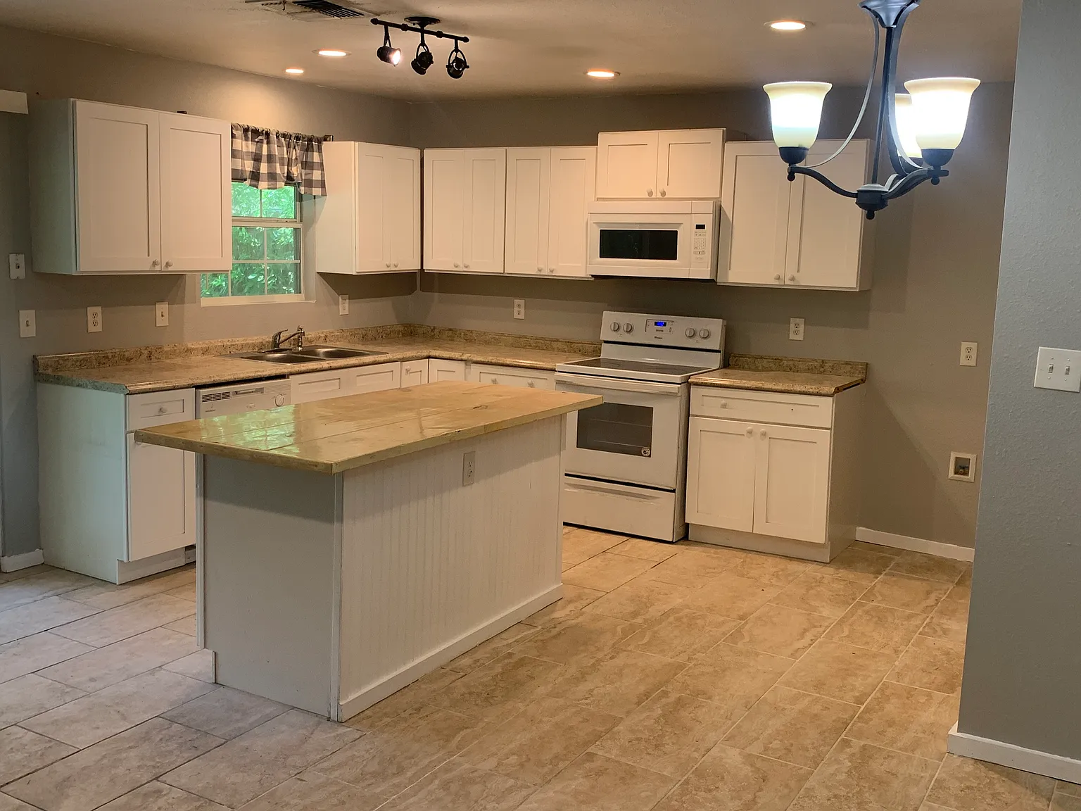 4 bed, 1516 sqft, $1,595 — Photo 2