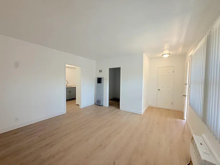 331 E Live Oak St #J — Photo 4