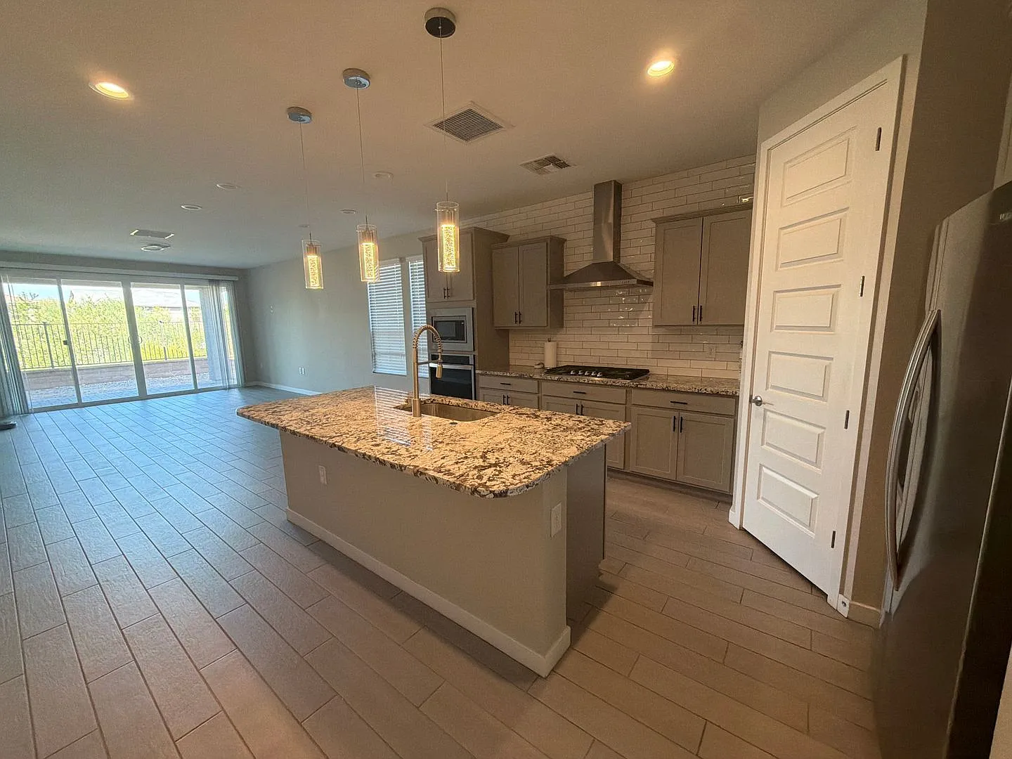 3 bed, 2.0 bath, 1614 sqft, $2,300 — Photo 2