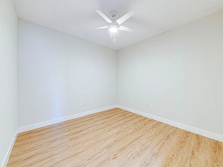 241 N Pine Ave — Photo 10