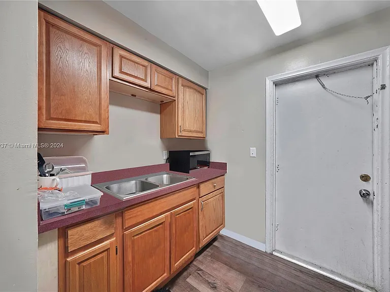 628 SW 4th St — Photo 7
