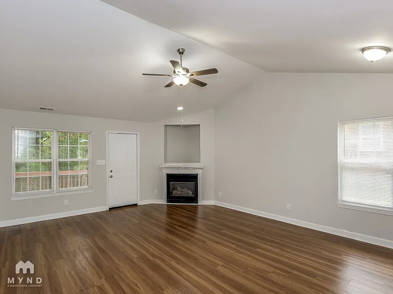 919 Crestmere St — Photo 5