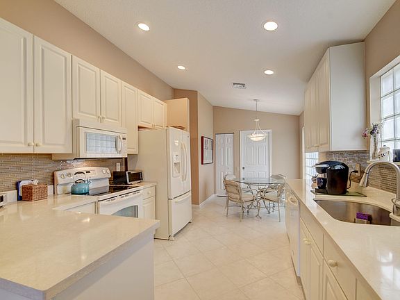 3rd image of 6558 Sherbrook Dr