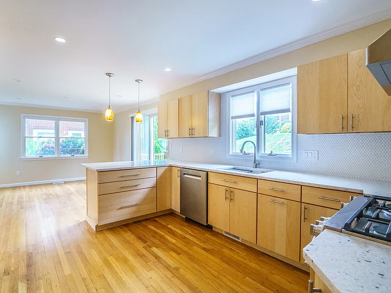 300 Adams St — Photo 12