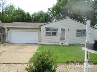 221 Hillside Ct, Pekin, IL
