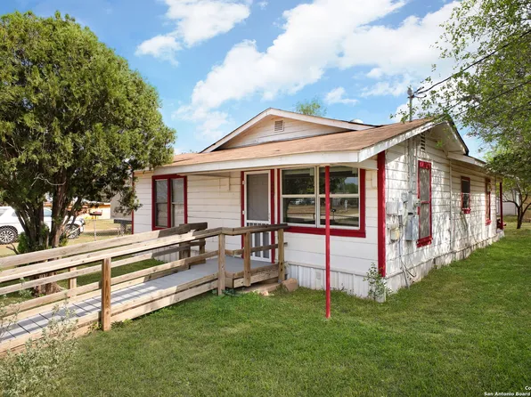 229 E Colungo St., Dilley, TX 78017