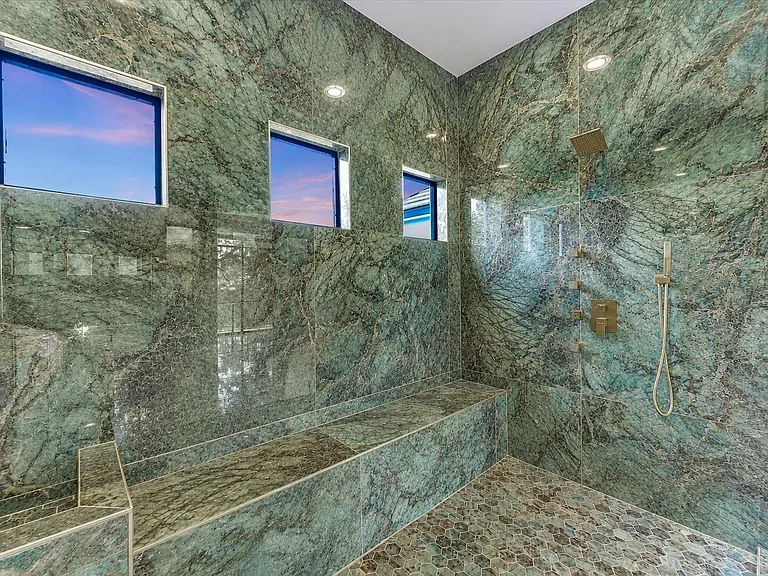 9409 Bell Mountain Dr — Photo 32