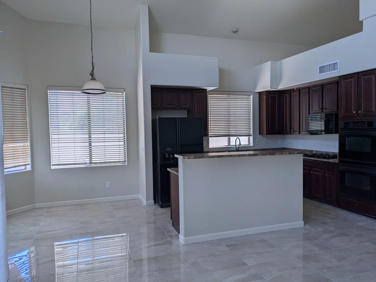 3 bed, 2800 sqft, $2,800 — Photo 4