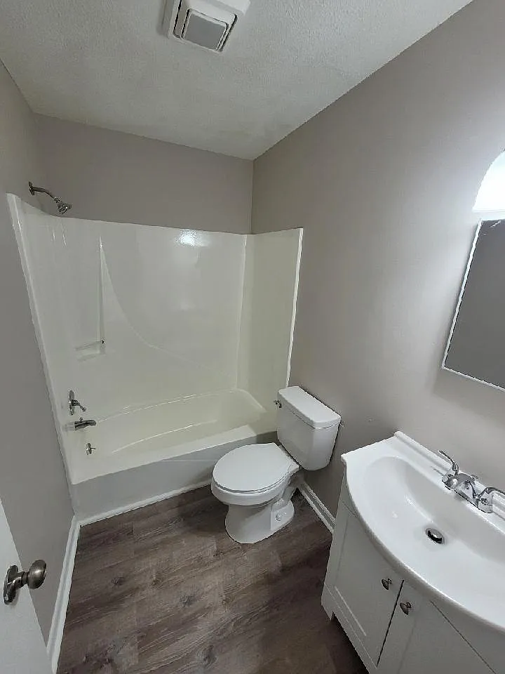 Lynnwood Arms Apartments - 8 — Photo 3