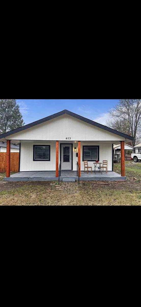 Building Photo - 613 W Sequoyah Ave