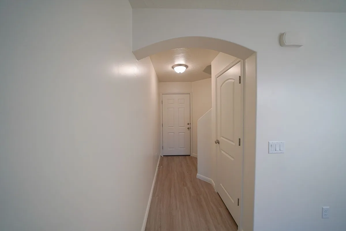 Building Photo - 1000 E Bluffview Dr #124