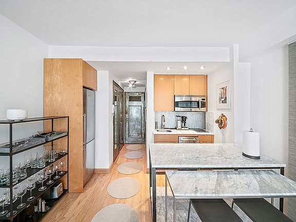 4th image of 320 E 42nd St APT 1112