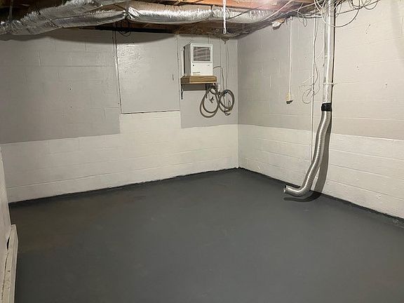 4th image of 2696 Camelot Dr