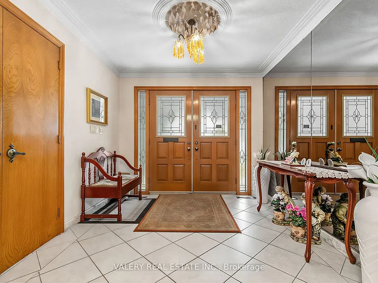 370 Maple Leaf Dr — Photo 2