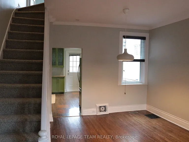 35 Ivy Cres — Photo 6