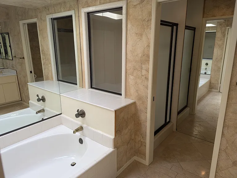 Primary Bedroom en suite bathroom