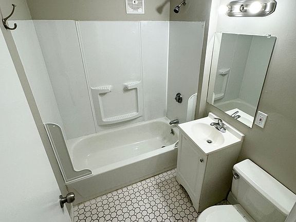 2nd image of 196 Washington St APT 8