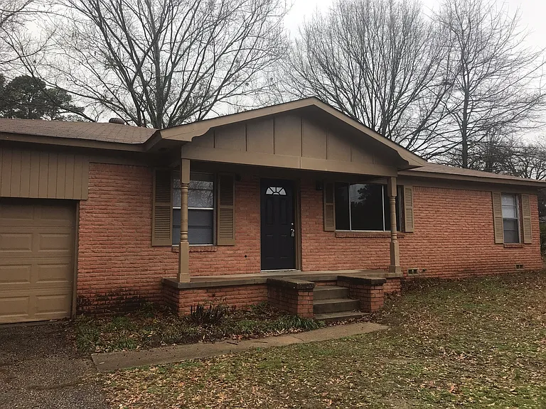 303 Drake Blvd — Photo 1