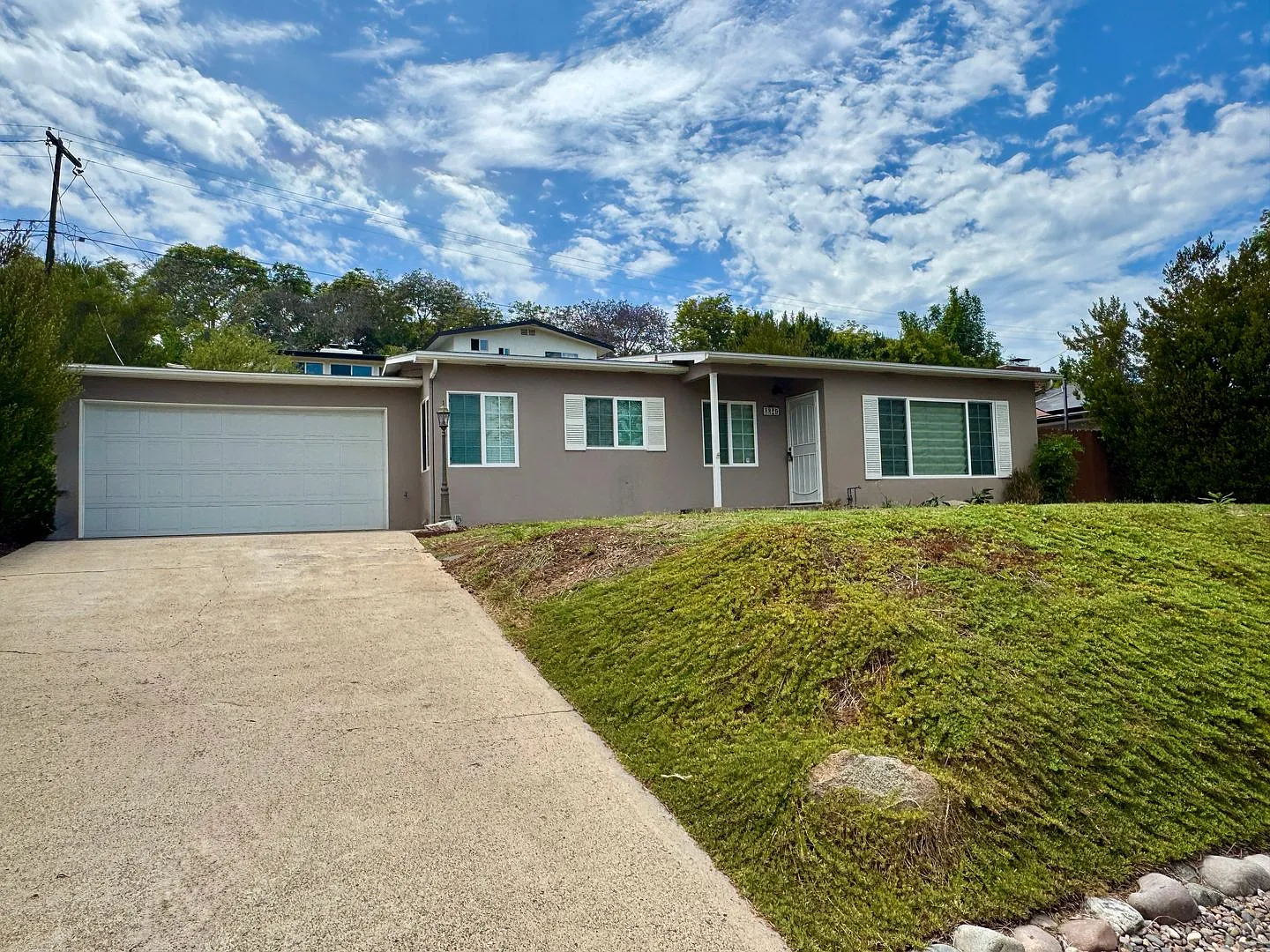 Beautiful 3 Bedroom 1 Bath House w/Central A/C in Spring Valley/La Mesa! — Photo 1