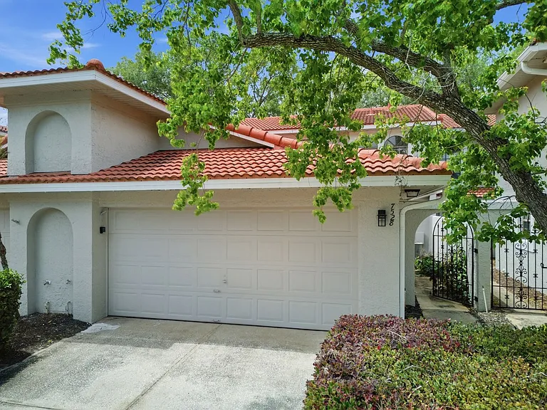 7528 Fenwick Cove Ln — Photo 32