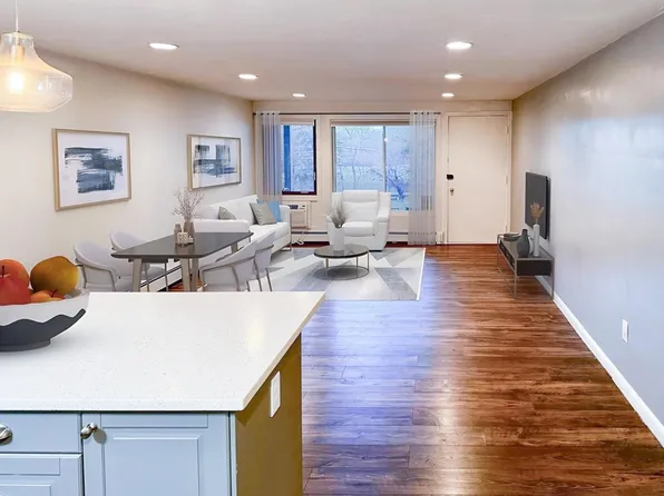 301 Neponset St APT 24, Norwood, MA 02062