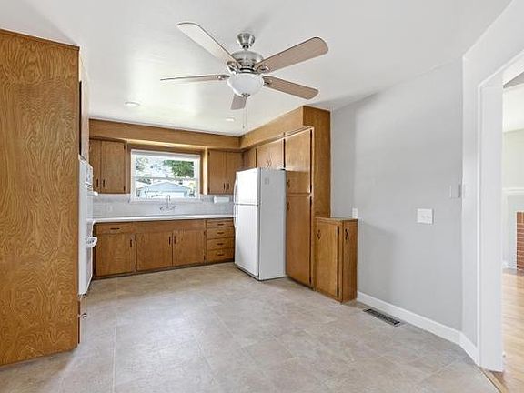 5th image of 551 Menker Ave