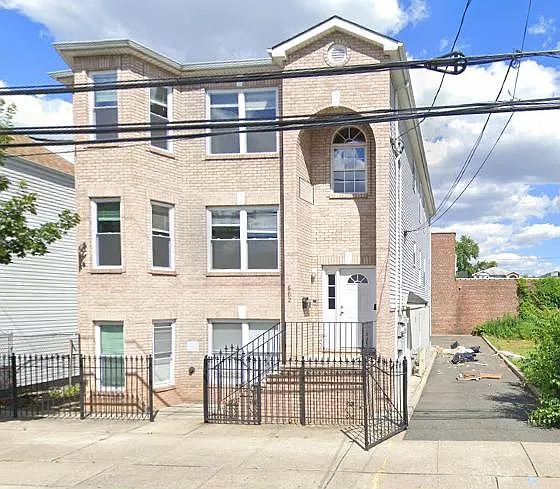 662 S 12th St