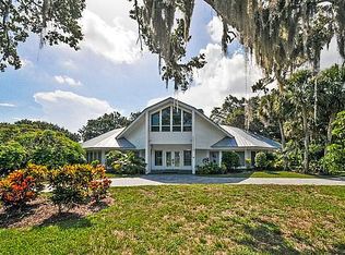 11 Oakwood Dr, Sewalls Pt, FL 34996