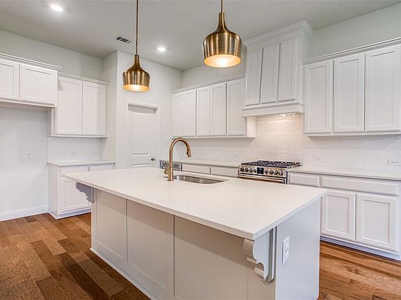 4th image of 873 Highland Dr