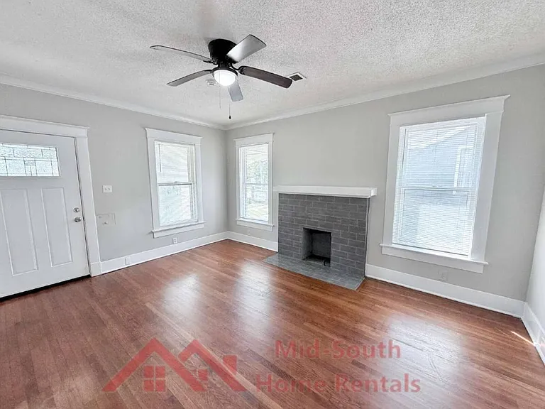 1956 Lamar Ave — Photo 5